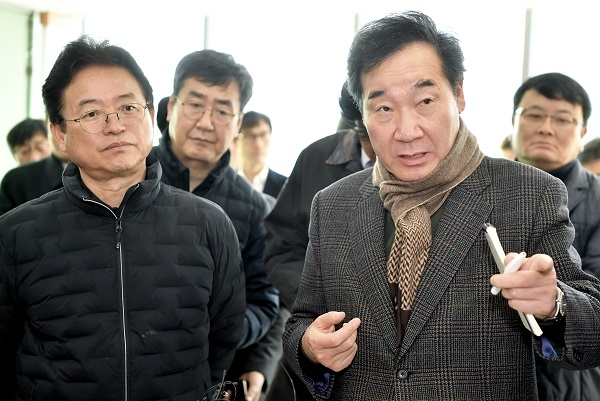이철우 도지사가 11월 30일 상주꽂감센터를 방문한 이낙영 국무총리와 대화를 나누고 있다.