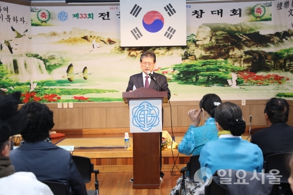 이선두 의령군수가 지난 1일, 의령군 종합사회복지관에서 열린 제33회 전국시조경창대회에서 인사말을 하고 있다. @ 의령군 제공