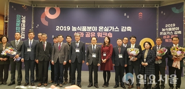 지난달 27일, 대전컨벤션센터에서 열린 농식품분야 온실가스 감축사업 워크숍에서 백선생 고구마농원의 대표 백수흠(60)씨가 농식품부 장관상을 수상했다. @ 고성군 제공