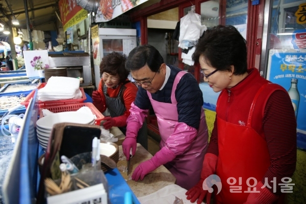 허성무 창원시장은 마산어시장 한 횟집에서 직접 앞치마를 두르고, 홀 서빙, 횟감 손질과 잔여물 처리, 상품 판매, 바닥 청소 등을 했다. @ 창원시 제공