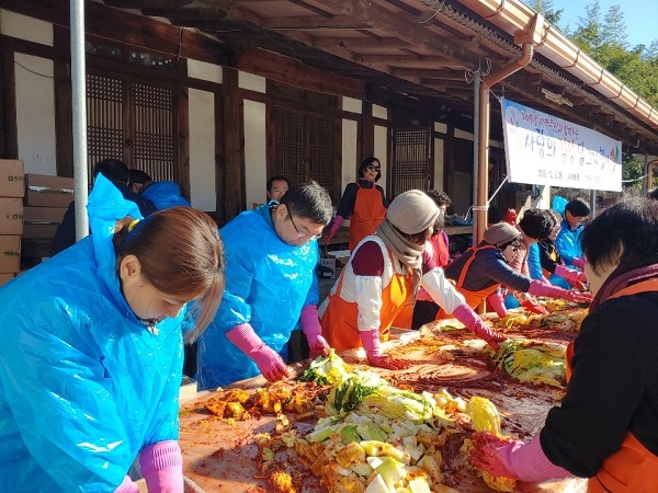 한국원자력환경공단 차성수 이사장과 청정누리봉사단원들이 지역봉사단체와 김장을 담그고 있다.