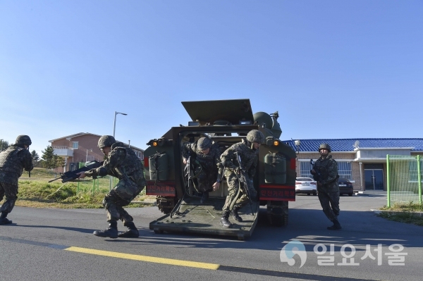 훈련 첫날인 3일, 3훈비 헌병 요원들이 대테러 훈련을 하고 있다. @ 공군 제3훈련비행단 제공