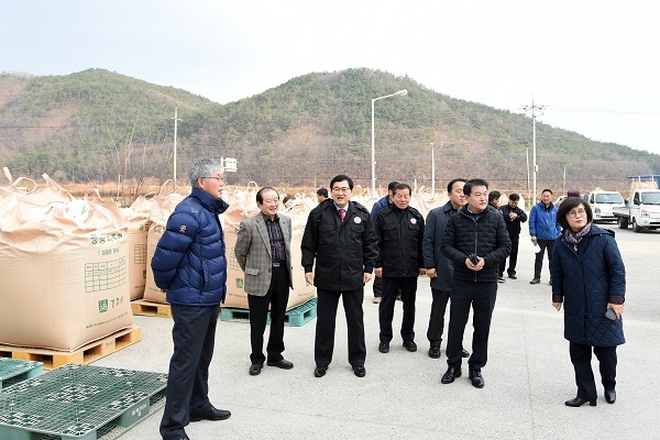 주낙영 경주시장이 4일 공공비축미(건조벼) 수매현장을 방문해 농협과 수매 관계자들을 격려했다.