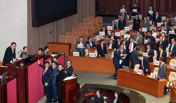 문희상 국회의장이 10일 밤 서울 여의도 국회에서 열린 본회의에서 예산안을 상정하자 심재철 한국당 원내대표를 비롯한 의원들이 항의를 하고 있다. [뉴시스]