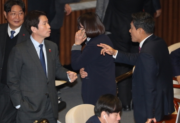 오신환(오른쪽) 바른미래당 원내대표가 10일 서울 여의도 국회에서 열린 제371회 정기국회 제12차 본회의에서 이인영(왼쪽) 더불어민주당 원내대표와 대화하고 있다. [뉴시스]