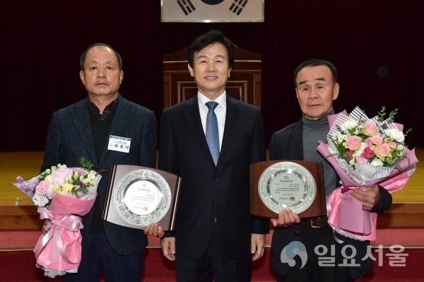 2019년 최고경영자상 수상자(왼쪽부터 하종덕 대표, 조규일 시장, 이점범 대표) @ 진주시 제공