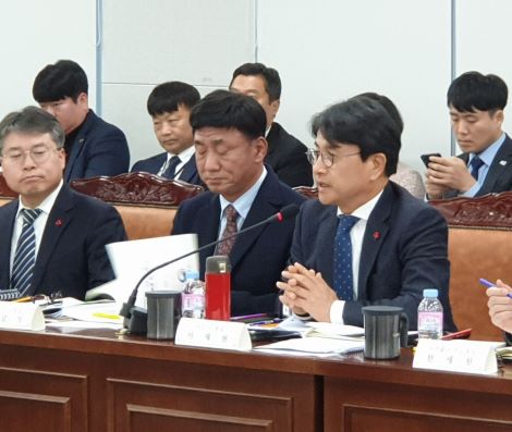 이재현 구청장(오른쪽), 전국 자치구 중 국·시책사업과 가장 현안사항이 많은 자치구로, 정부는 이러한 특수성을 감안해 다양한 혜택과 관심 및 지속적인 지원이 절실하다고 피력