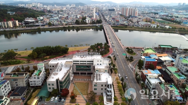 남강을 사이에 두고 있는 경남과기대 산학협력관과 구법원 @ 경남과기대 제공