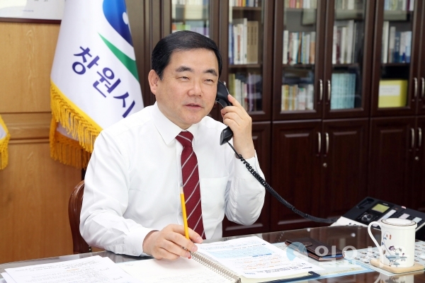 허성무 시장이 유은혜 부총리에 “북면1고 신설 필요” 건의를 하고 있다. @ 창원시 제공