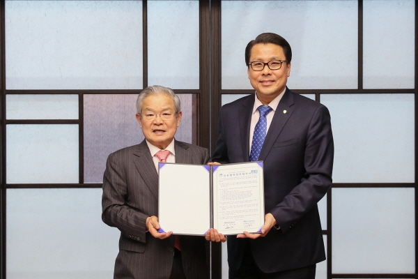 오른쪽부터 대구한의대 변창훈 총장, 전국경제인연합회 권태신 상근부회장