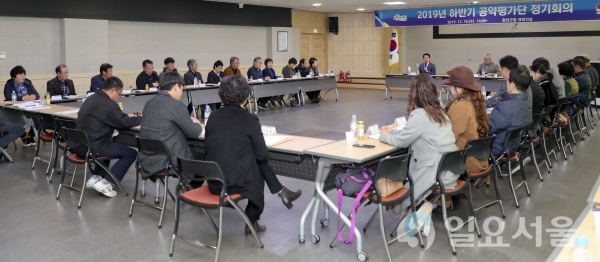지난 18일 군청 회의실에서 공약평가단 35명이 참석한 가운데 공약 추진상황 점검 및 평가를 위한 2019년 하반기 공약평가단 정기회의를 개최했다 @ 합천군 제공