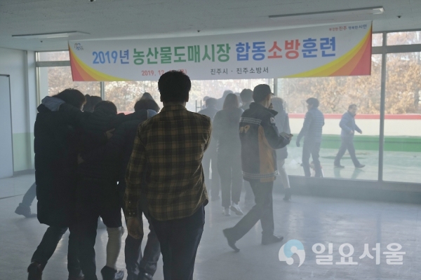 19일 오후 3시 겨울철 대형 화재를 대비하고자 농산물도매시장 내에서 진주소방서와 합동소방훈련을 진행했다. @ 진주시 제공
