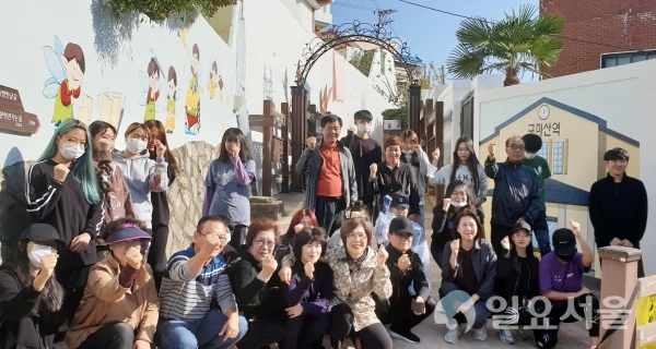 경남대 산업디자인학과 노산동 문학마을 벽화그리기 프로젝트 단체사진 @ 경남대학교 제공