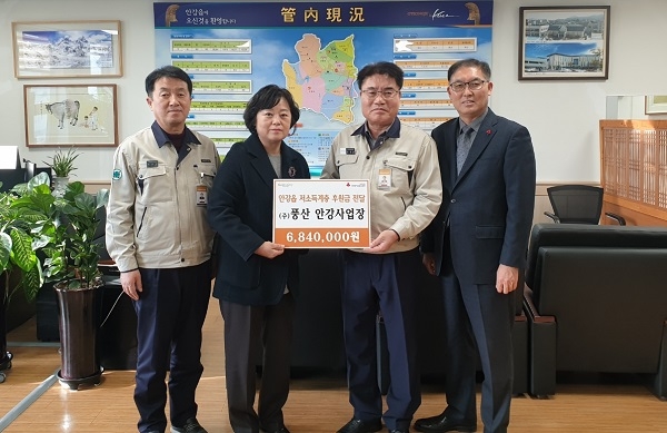 ㈜풍산 안강사업장의 임직원들이 19일 북경주행정복지센터를 방문해 어려운 이웃들을 위해 써달라며 성금 684만원을 기탁했다.