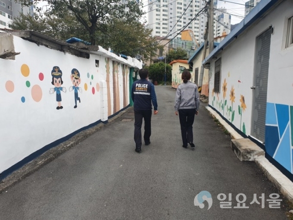 경남경찰이 연말연시를 맞아 여성안심귀갓길에 순찰를 강화하고 있다. @ 경남지방경찰청 제공