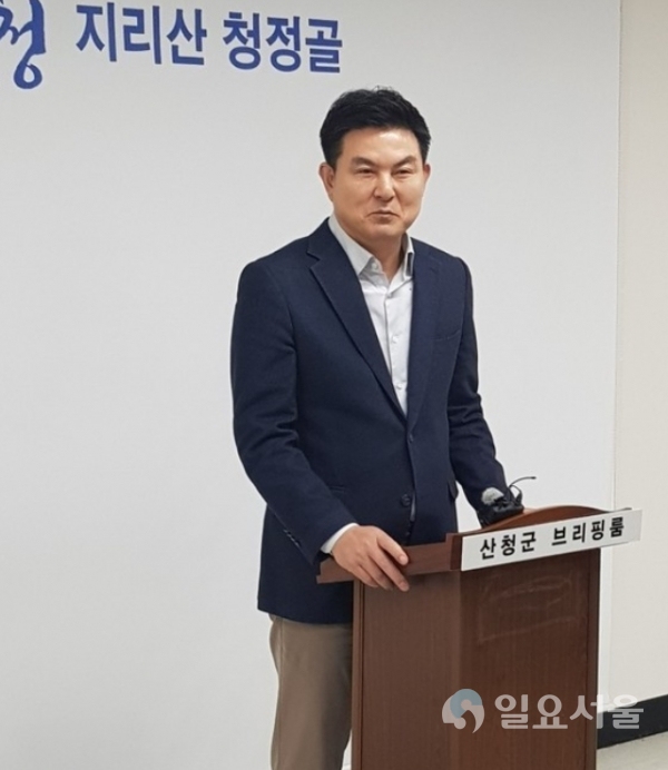 김태호 전 경남도지사가 18일 산청군청 브리핑룸에서 총선 출마 기자간담회를 하고있다