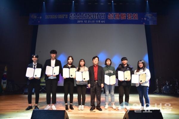 조규일 진주시장이 모범청소년 5명과 유공자원봉사자 2명에게 표창장을 수여하고 기념촬영을 하고 있다. @ 진주시 제공