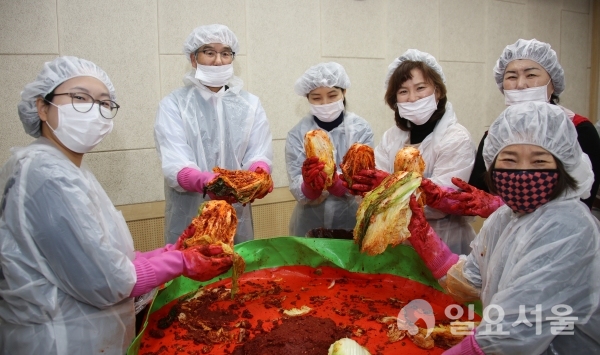 경남과기대 직원들이 김장으로 ‘따뜻한 겨울나기 사랑 나눔 봉사활동’을 하며 환하게 웃고 있다. @ 경남과학기술대학교 제공