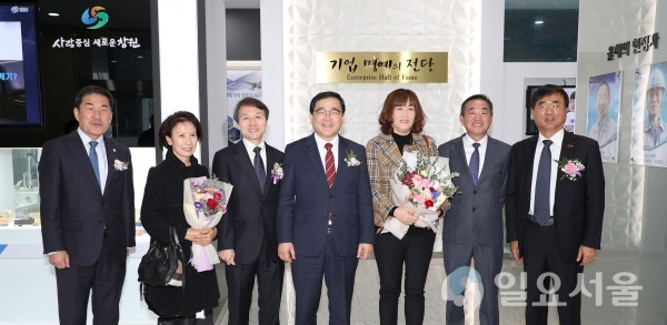 허성무 창원시장이 23일 기업 명예의 전당 헌정식에서 서용교(왼쪽 세 번째) 두산중공업 기술부장, 한순갑(오른쪽 두번째) 대표이사 등과 기념촬영을 하고 있다. @ 창원시 제공