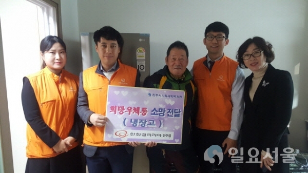 한화갤러리아 진주점이 23일 경남 진주시가좌사회복지관을 찾아 ‘희망우체통 3차 소망전달’ 및 홀로 거주하는 장애인세대 집을 방문해 바닥 및 유리창 등 청소 봉사활동을 펼쳤다. @ 한화갤러리아 진주점 제공