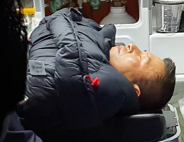 후송되고 있는 황교안 자유한국당 대표.[뉴시스]