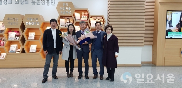 지난 20일, 농촌진흥청 주관 ‘2019년 한국농업기술보급대상’에서 합천군농업기술센터 강황수 원예계장이 농업기술보급과 농가소득증대 유공으로 우수상을 수상했다. @ 합천군 제공