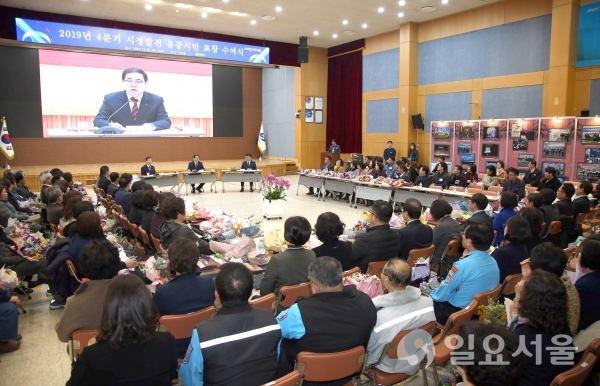 창원시가 26일 오전 10시, 시청 시민홀에서 4분기 시정발전 유공시민 표창 수여식을 개최했다. @ 창원시 제공
