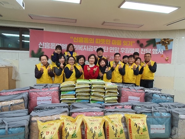 ▲26일 신흥동 명예복지공무원단은 연말후원물품을 모아 독거노인과 사례관리대상 가구에 전달했다.(사진제공=광산구청)