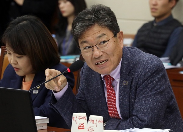 윤상직 자유한국당 의원. 윤 의원은 문재인 정부의 지난 '8·3 개각'에서 과학기술정보통신부 장관 후보자로 지명된 최기영 후보자에 대해 증여세 탈루 의혹을 제기했다. [뉴시스]
