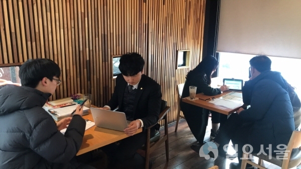 도심 속 카페에서 찾아가는 입학컨설팅을 진행하고 있는 대구한의대 입학사정관
