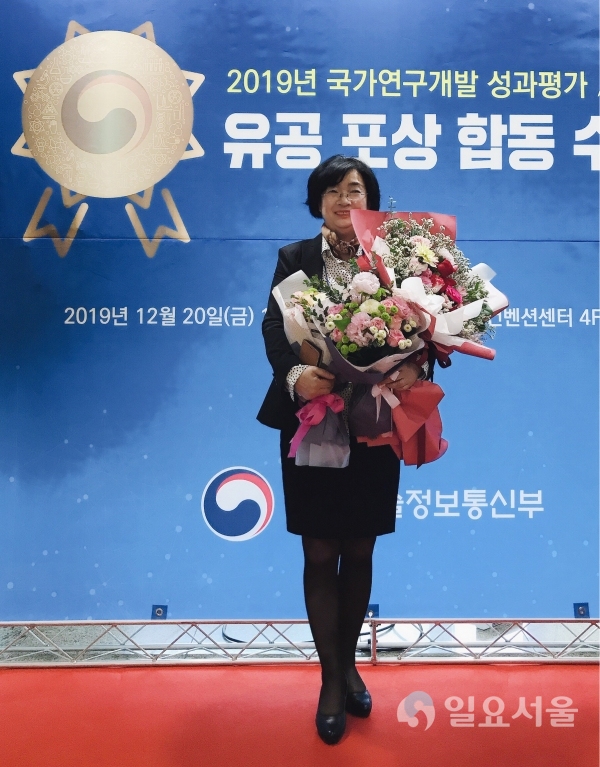 경상대학교 자연과학대학 생명과학부 김명옥 교수는 과학기술정보통신부의 ‘2019년 국가연구개발 성과평가’에서 최우수 성과로 선정돼 대통령상을 수상했다. @ 경상대학교 제공