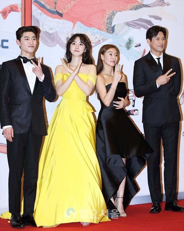 2019 MBC연기대상 포토월 행사에 참석한 곽동연-박세완-예지원-오지호