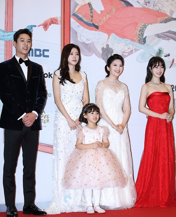 2019 MBC연기대상 포토월 행사에 참석한 곽시양-박신아-이수아-장소연-임지연