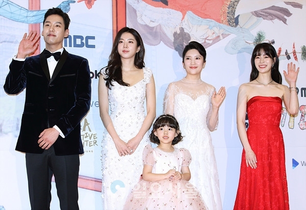 2019 MBC연기대상 포토월 행사에 참석한 곽시양-박신아-이수아-장소연-임지연