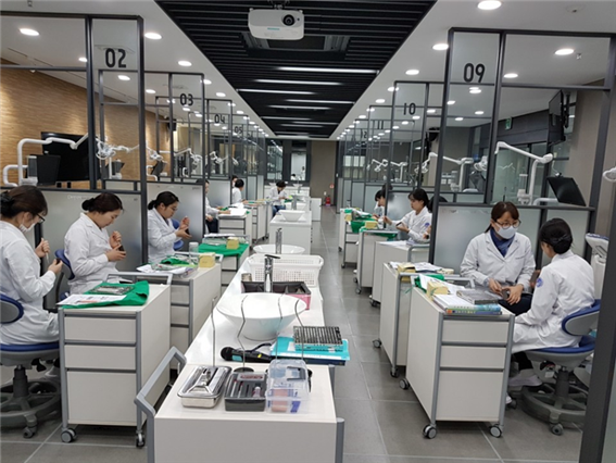 최신식 현장맞춤형 실습을 받고 있는 치위생과 학생들