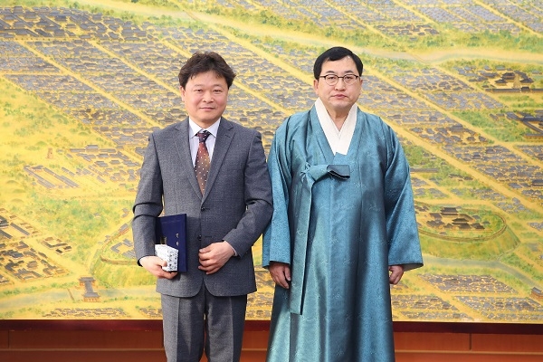 주낙영 경주시장(우측)이 3일 신임 신라고취대 박경현 예술감독(좌측)에게 임명장을 수여하고 기념사진을 찍고 있다.