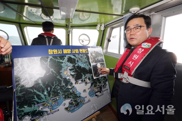 허성무 창원시장이 3일, 행정선을 타고 마산항 제2부두, 구산해양관광단지, 마산 로봇랜드, 저도 콰이강의 다리, 신항, 속천항 등을 방문, 운영현황과 사업 진행상황을 집중 점검했다. @ 창원시 제공