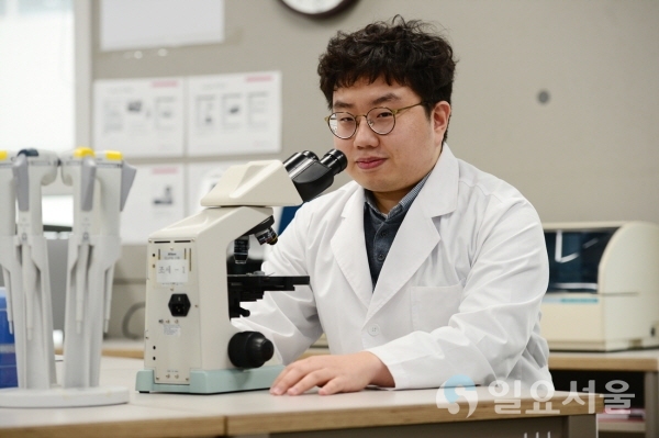제47회 임상병리사 국가고시 전국 수석을 차지한 대구보건대학교 김신욱 씨가 학과 실습실에서 기념촬영을 했다. 사진=대구보건대