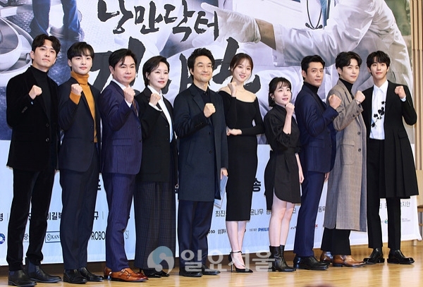 드라마 낭만닥터 김사부 시즌2 제작발표회에 참석한 윤나무-김민재-임원희-진경-한석규-이성경-소주연-김주헌-신동욱-안효섭