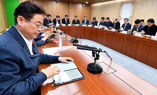 이철우 도지사가 7일 테블릿 PC를 이용한 디지털 회의로 진행하고 있다.