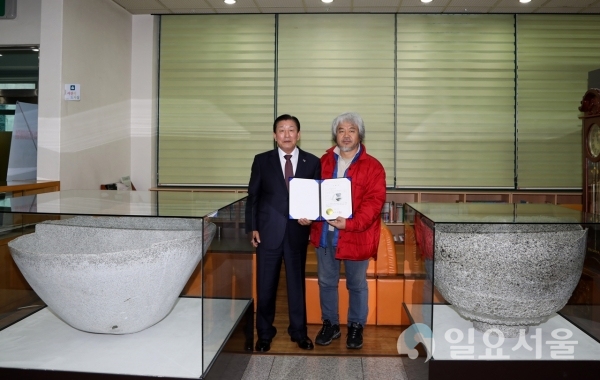 7일 오전 11시 함안박물관에서 조근제 함안군수, 기증자인 조정우 작가를 비롯한 관계공무원 등이 참석한 가운데 대형 돌다완 두 점에 대한 기증식을 가졌다. @ 함안군 제공