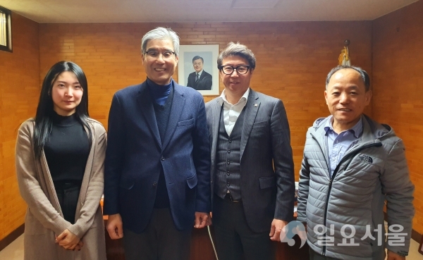 경남과기대 김남경 총장과 이상원 재일동포센터장이 이규량 민단 홋카이도 지방본부 단장 등 관계자들이 기념촬영을 하고 있다. @ 경남과학기술대학교 제공