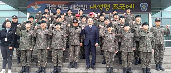 ▲8일 박상철 호남대학교 총장은 동계입영훈련중인 호남대학교 학군사관후보생 3학년 25명을 격려했다.(사진제공=호남대학교)
