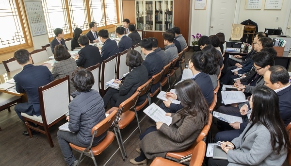 김세환 신임 구미시 부시장이 9일 국별 업무보고로 신속한 시정현안을 파악하고 있다.