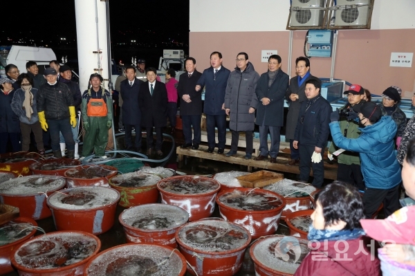 김진술 창원시 진해구청장은 취임 첫날인 10일, 진해수협 속천위판장에서 2020년 초매식행사를 어업인과 함께 하며 무사안녕과 풍어를 기원했다. @ 창원시 제공