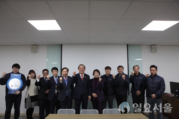 9일 경기도 시흥 비와이인더스트리에서 유향열 사장 등 한국남동발전 관계자와 회사 관계자들이 기념촬영을 하고 있다. @ 한국남동발전(주) 제공