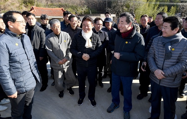 기성면 삼산리 주택피해복구 현장을 방문중인 이낙연 국무총리(우측 두번째), 이철우 도지사(우측 세번째), 강석호 의원(우측 첫번째), 전찬걸 울진군수(좌측 첫번째)