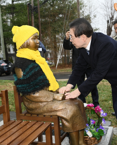 미국을 순방 중인 박원순 시장이 14일 오전 11시40분(현지시간) 미 버지니아주 애넌데일 한인타운 내에 설치된 평화의 소녀상을 방문해 헌화하고 있다.