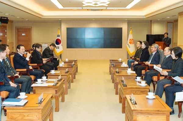 ▲15일 오전 이용섭 광주광역시장이 시청 3층 비즈니스룸에서 열린 국무조정실 녹색성장위원회와의 중앙·지방간 긴밀한 연계 협력 강화 및 지방 정책 지원방안 간담회에 참석해 환담을 하고 있다.(사진제공=광주광역시)