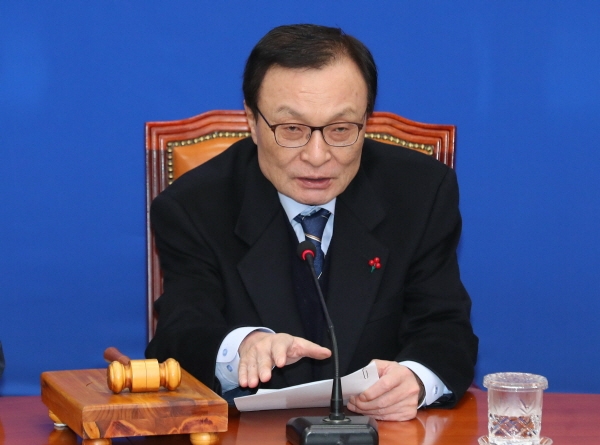 이해찬 더불어민주당 원내대표가 15일 서울 여의도 국회에서 열린 더불어민주당 최고위원회의에 참석해 현안관련 발언을 하고 있다. [뉴시스]